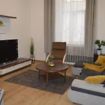 Center Family & Friends Two Bedrooms Spacious شقة
