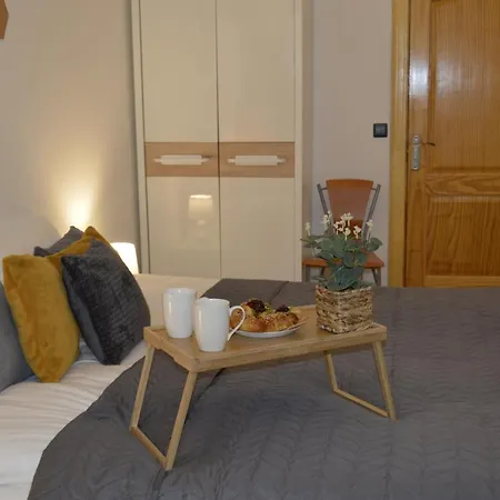 Spacious Center Family 2 Bedrooms Apartment *